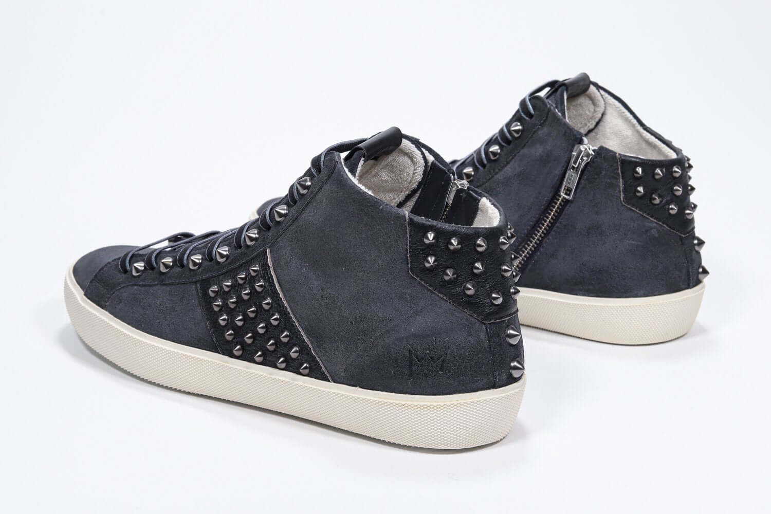Dreiviertelansicht der Rückseite des navyfarbenen Mid Top sneaker. Obermaterial aus Wildleder und Leder mit Nieten, einem internen Reißverschluss und einer Vintage-Gummisohle.