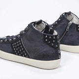 Dreiviertelansicht der Rückseite des navyfarbenen Mid Top sneaker. Obermaterial aus Wildleder und Leder mit Nieten, einem internen Reißverschluss und einer Vintage-Gummisohle.