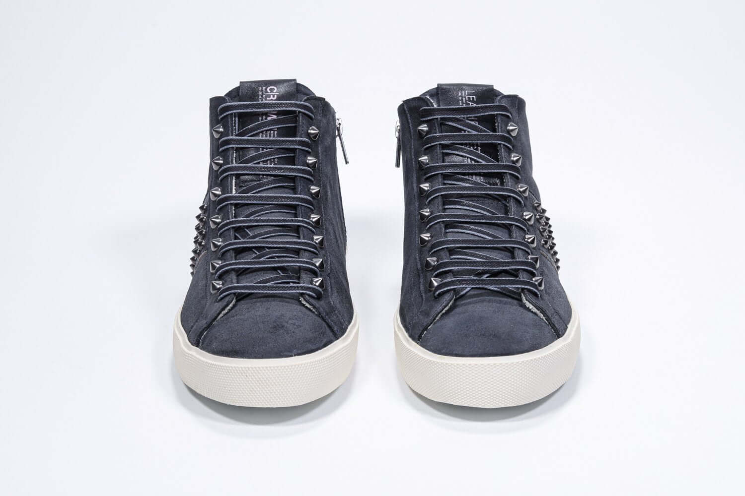 Vorderansicht des navyfarbenen Mid Top sneaker. Obermaterial aus Wildleder und Leder mit Nieten, einem internen Reißverschluss und einer Vintage-Gummisohle.