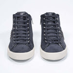 Vorderansicht des navyfarbenen Mid Top sneaker. Obermaterial aus Wildleder und Leder mit Nieten, einem internen Reißverschluss und einer Vintage-Gummisohle.
