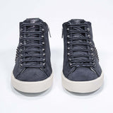 Vorderansicht des navyfarbenen Mid Top sneaker. Obermaterial aus Wildleder und Leder mit Nieten, einem internen Reißverschluss und einer Vintage-Gummisohle.