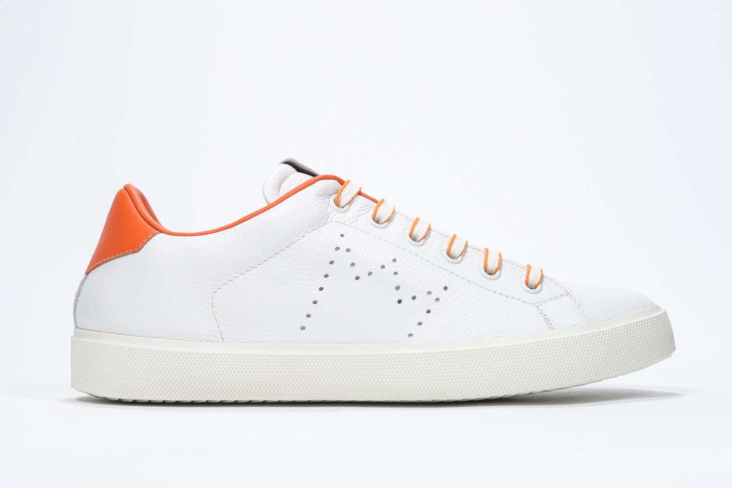 Profilo laterale di BASSE  sneaker  bianco con dettagli arancioni e logo della corona traforato sulla tomaia. Tomaia in pelle e suola in gomma bianca.