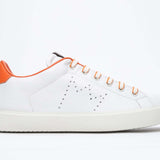 Profilo laterale di BASSE  sneaker  bianco con dettagli arancioni e logo della corona traforato sulla tomaia. Tomaia in pelle e suola in gomma bianca.