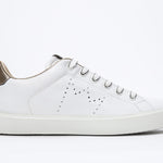 Vue de profil de la chaussure blanche sneaker avec des détails dorés et le logo perforé de la couronne sur la tige. Tige en cuir et semelle en caoutchouc blanc.