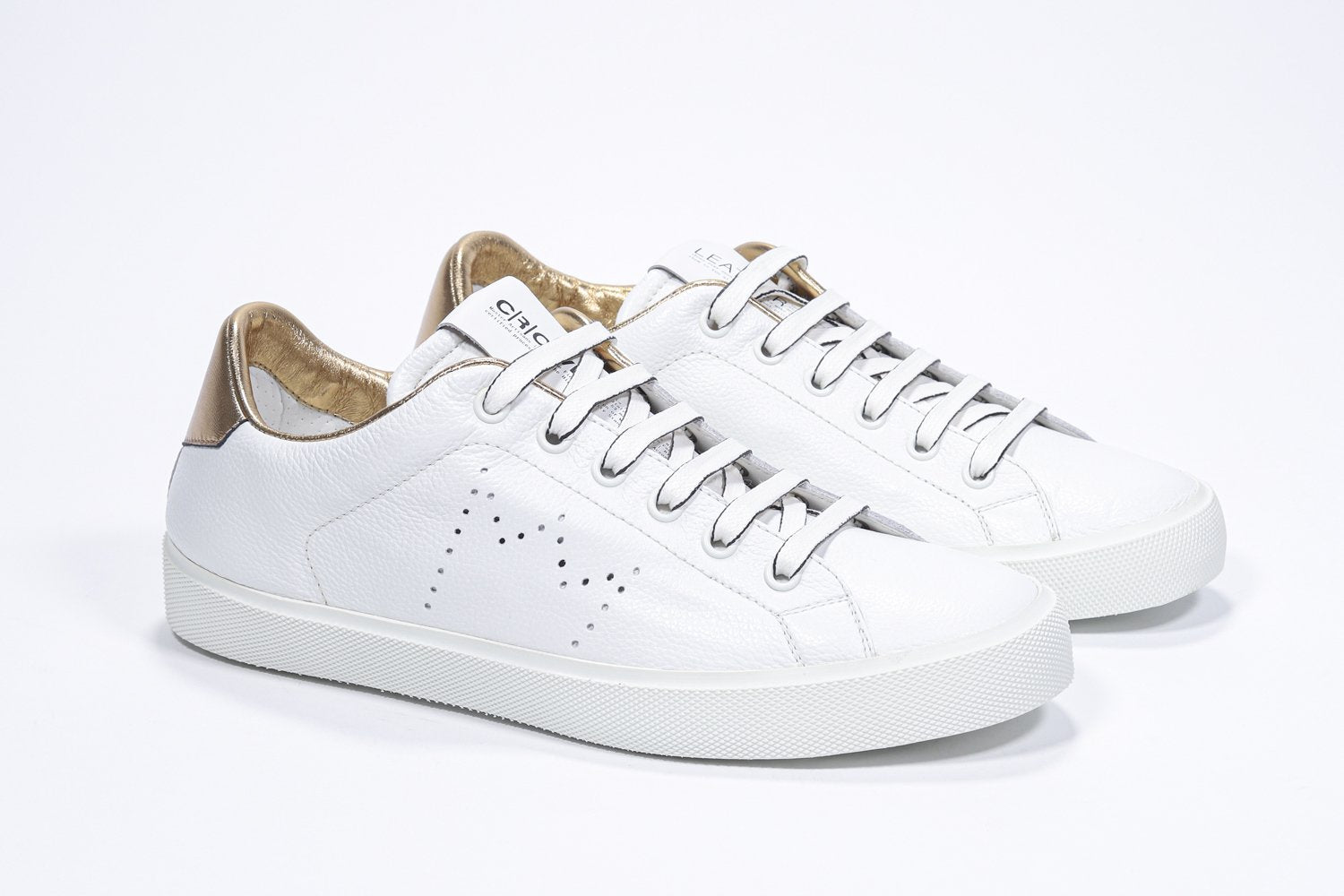 Vue de trois quarts avant de la chaussure blanche sneaker avec des détails dorés et le logo perforé de la couronne sur la tige. Tige en cuir et semelle en caoutchouc blanc.