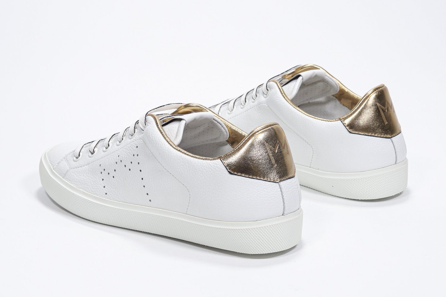 Vue de trois quarts arrière de la chaussure blanche sneaker avec des détails dorés et le logo perforé de la couronne sur l'empeigne. Tige en cuir et semelle en caoutchouc blanc.