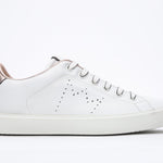 Seitenansicht des weißen Low Top sneaker mit roségoldenen Details und perforiertem Kronenlogo auf dem Obermaterial. Obermaterial aus Vollleder und weiße Gummisohle.