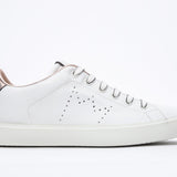 Seitenansicht des weißen Low Top sneaker mit roségoldenen Details und perforiertem Kronenlogo auf dem Obermaterial. Obermaterial aus Vollleder und weiße Gummisohle.