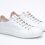 Dreiviertelansicht der Vorderseite des weißen Low Top sneaker mit roségoldenen Metallic-Details und perforiertem Kronenlogo auf dem Obermaterial. Obermaterial aus Vollleder und weiße Gummisohle.