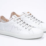 Dreiviertelansicht der Vorderseite des weißen Low Top sneaker mit roségoldenen Metallic-Details und perforiertem Kronenlogo auf dem Obermaterial. Obermaterial aus Vollleder und weiße Gummisohle.