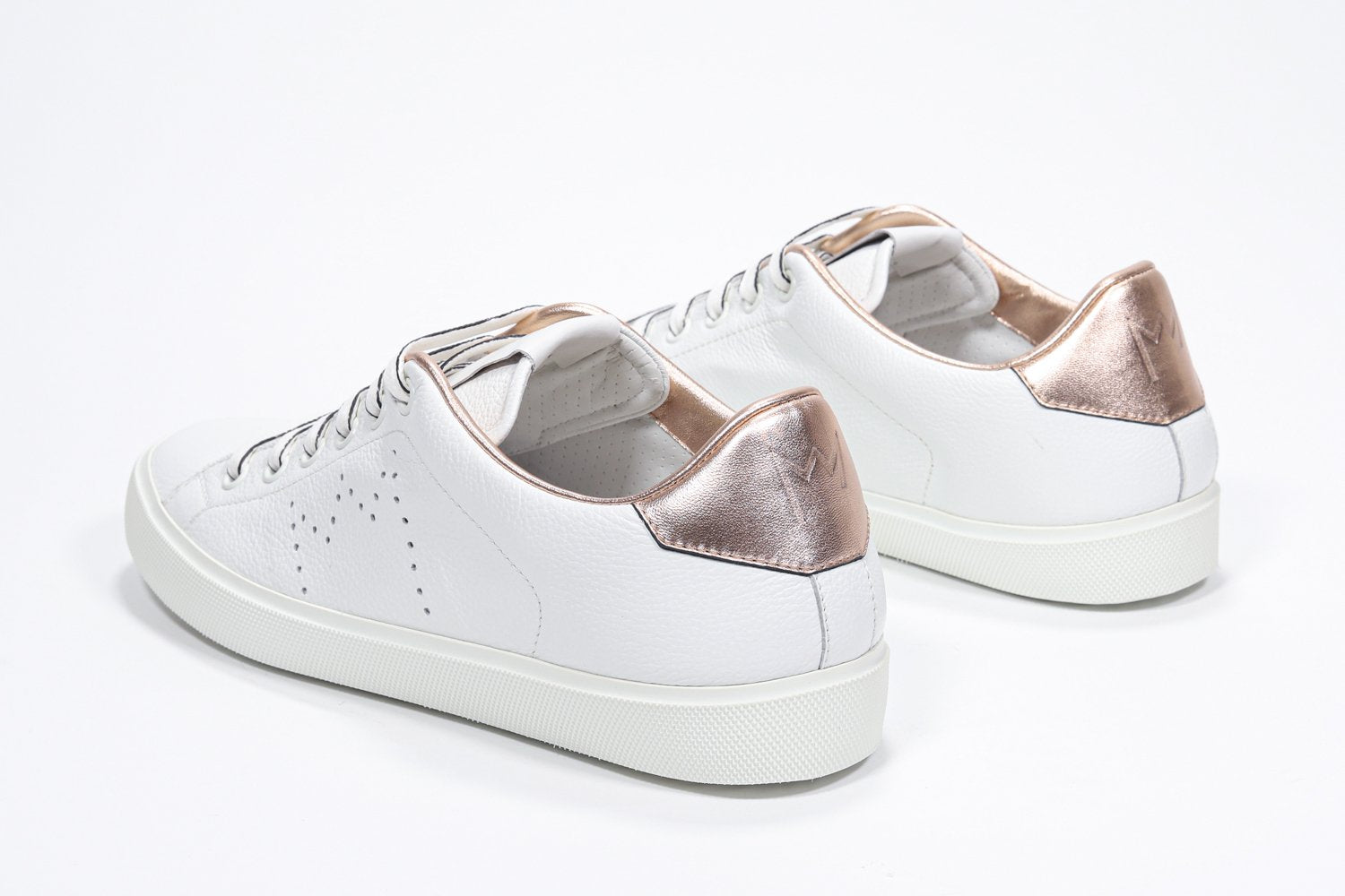 Dreiviertelansicht der Rückseite des weißen Low-Top-Schuhs sneaker mit roségoldenen Metallic-Details und perforiertem Kronenlogo auf dem Obermaterial. Obermaterial aus Vollleder und weiße Gummisohle.