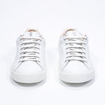 Vorderansicht des weißen Low-Top-Modells sneaker mit roségoldenen Metallic-Details und perforiertem Kronenlogo auf dem Obermaterial. Obermaterial aus Vollleder und weiße Gummisohle.