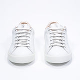 Vorderansicht des weißen Low-Top-Modells sneaker mit roségoldenen Metallic-Details und perforiertem Kronenlogo auf dem Obermaterial. Obermaterial aus Vollleder und weiße Gummisohle.
