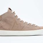 Profil latéral du cuoio sneaker avec tige en daim avec logo perforé, fermeture éclair interne et semelle blanche.