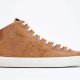 Profil latéral du mid top rust sneaker avec une tige entièrement en daim, un logo perforé, une fermeture éclair interne et une semelle blanche.