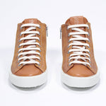 Devant de la chaussure rust sneaker avec tige en daim avec logo perforé, fermeture éclair interne et semelle blanche.