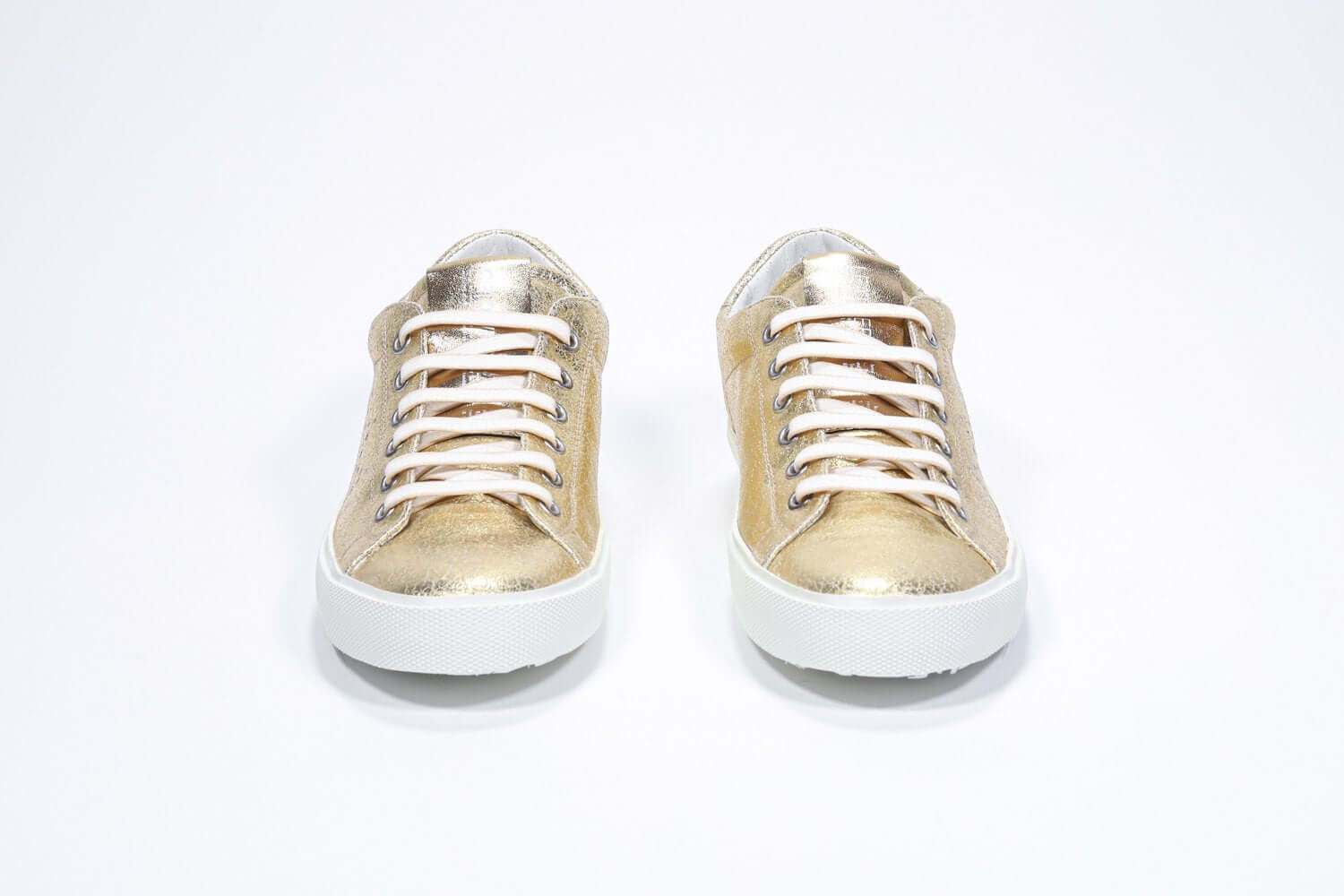Vorderansicht des goldenen Low Top sneaker mit perforiertem Kronenlogo auf dem Obermaterial. Obermaterial aus Metallic-Leder und weiße Gummisohle.