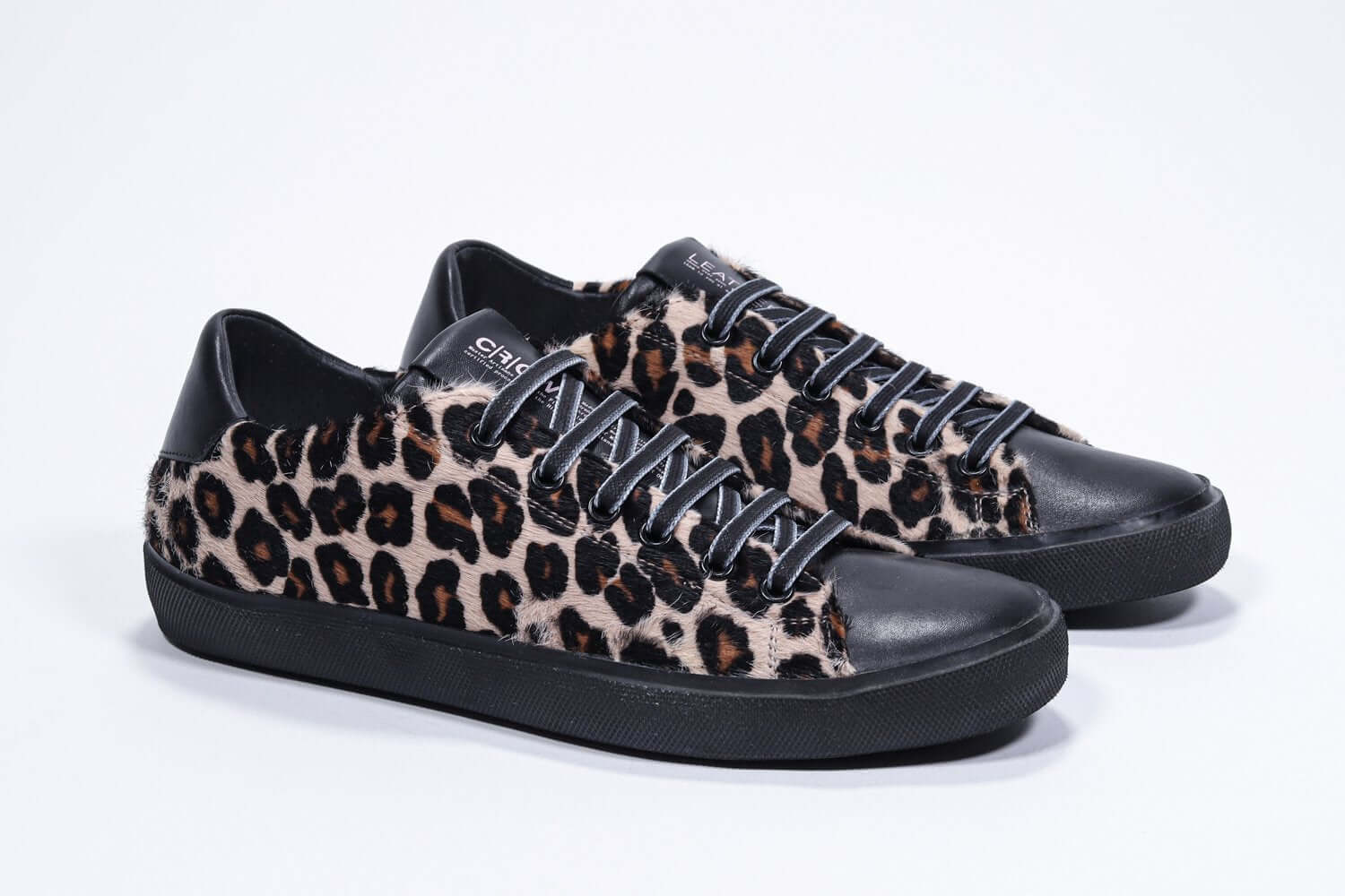 Dreiviertelansicht der Vorderseite von Low-Top-Leopardenmuster sneaker. Obermaterial aus Haarkalbsleder und schwarze Gummisohle.