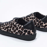 Dreiviertelansicht der Rückseite von Low-Top-Leopardenmuster sneaker. Obermaterial aus Haarkalbsleder und schwarze Gummisohle.