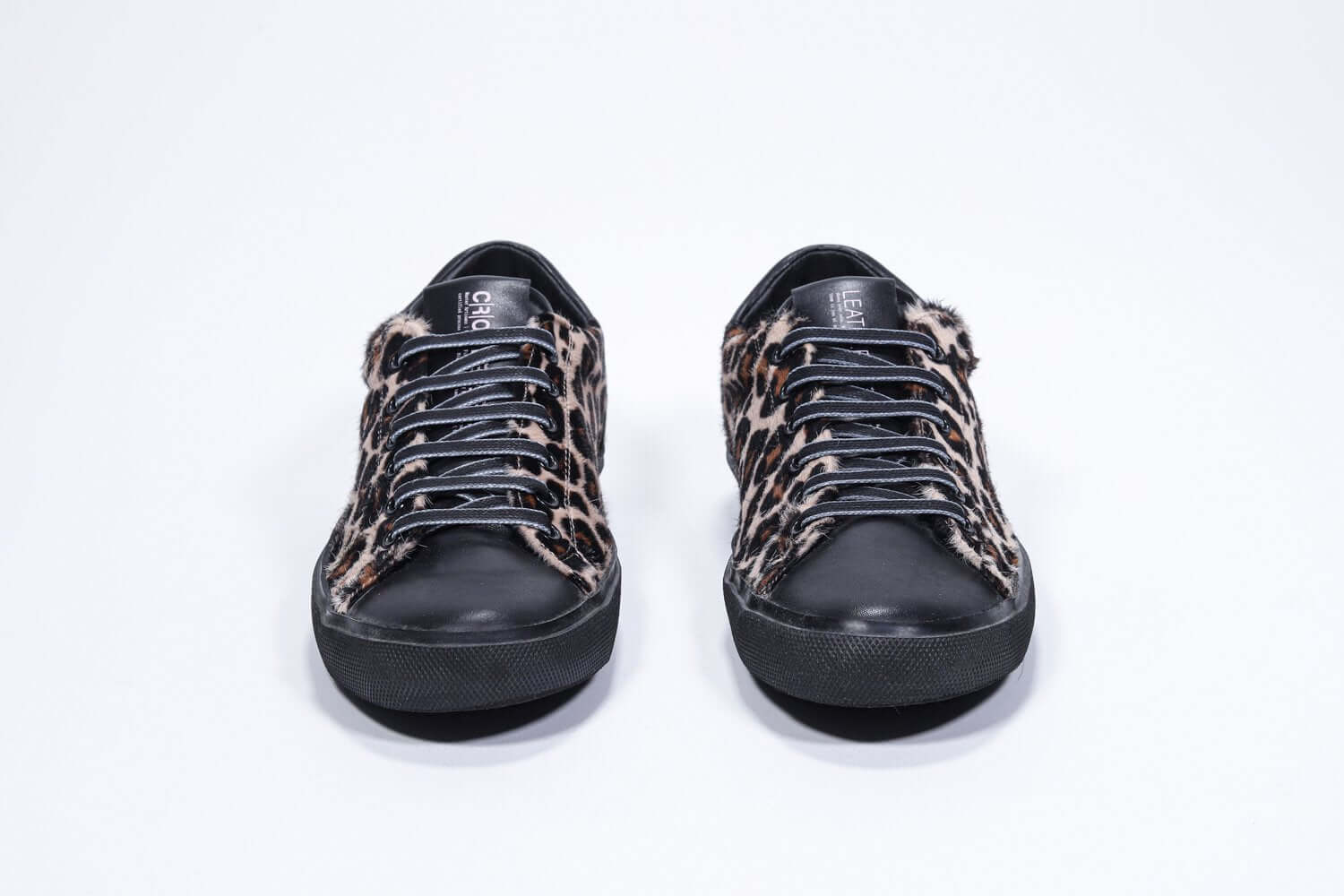 Vorderansicht von Low Top mit Leopardenmuster sneaker. Obermaterial aus Haarkalbsleder und schwarze Gummisohle.