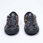 Vorderansicht von Low Top mit Leopardenmuster sneaker. Obermaterial aus Haarkalbsleder und schwarze Gummisohle.