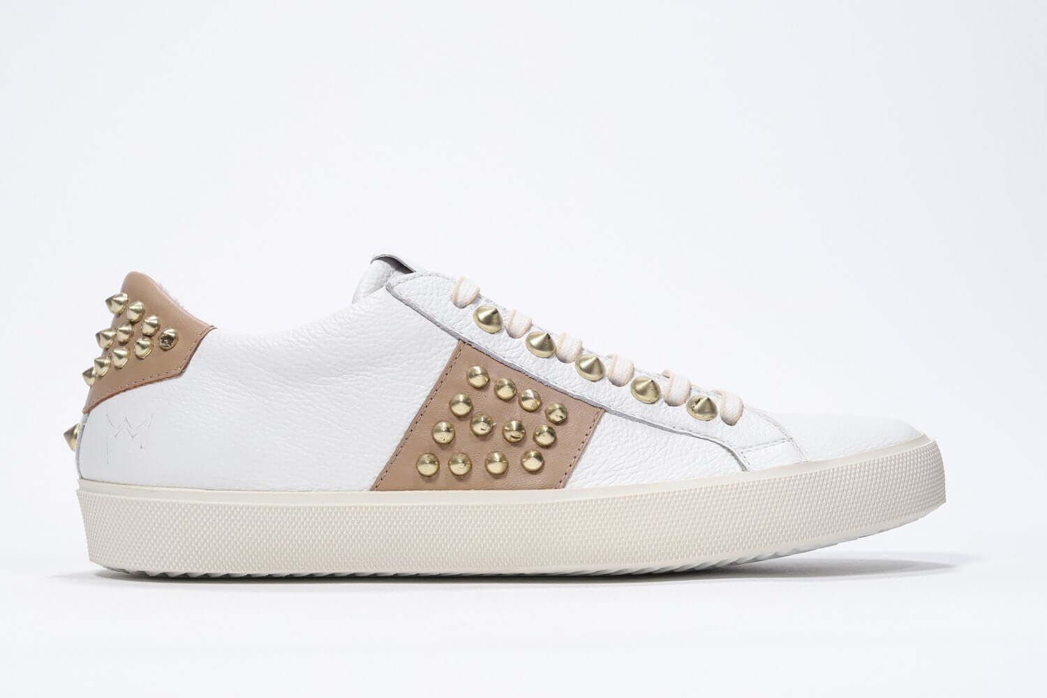 Seitenprofil von Low Top weiß und cuoio sneaker. Obermaterial aus Vollleder mit Nieten und Vintage-Gummisohle.
