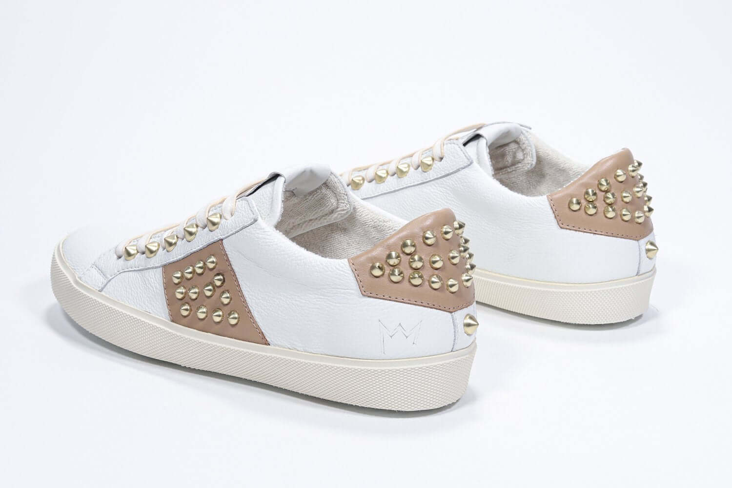 Dreiviertelansicht der Rückseite von Low Top weiß und cuoio sneaker. Obermaterial aus Vollleder mit Nieten und Vintage-Gummisohle.