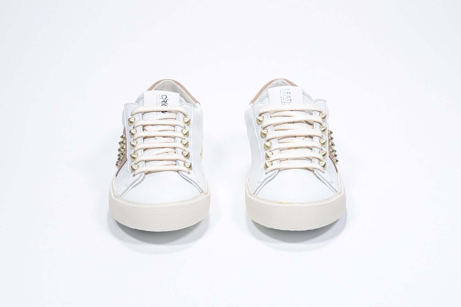 Vorderansicht von Low Top weiß und cuoio sneaker. Obermaterial aus Vollleder mit Nieten und Vintage-Gummisohle.