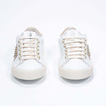 Vorderansicht von Low Top weiß und cuoio sneaker. Obermaterial aus Vollleder mit Nieten und Vintage-Gummisohle.