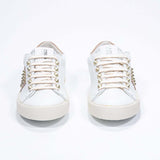 Vorderansicht von Low Top weiß und cuoio sneaker. Obermaterial aus Vollleder mit Nieten und Vintage-Gummisohle.