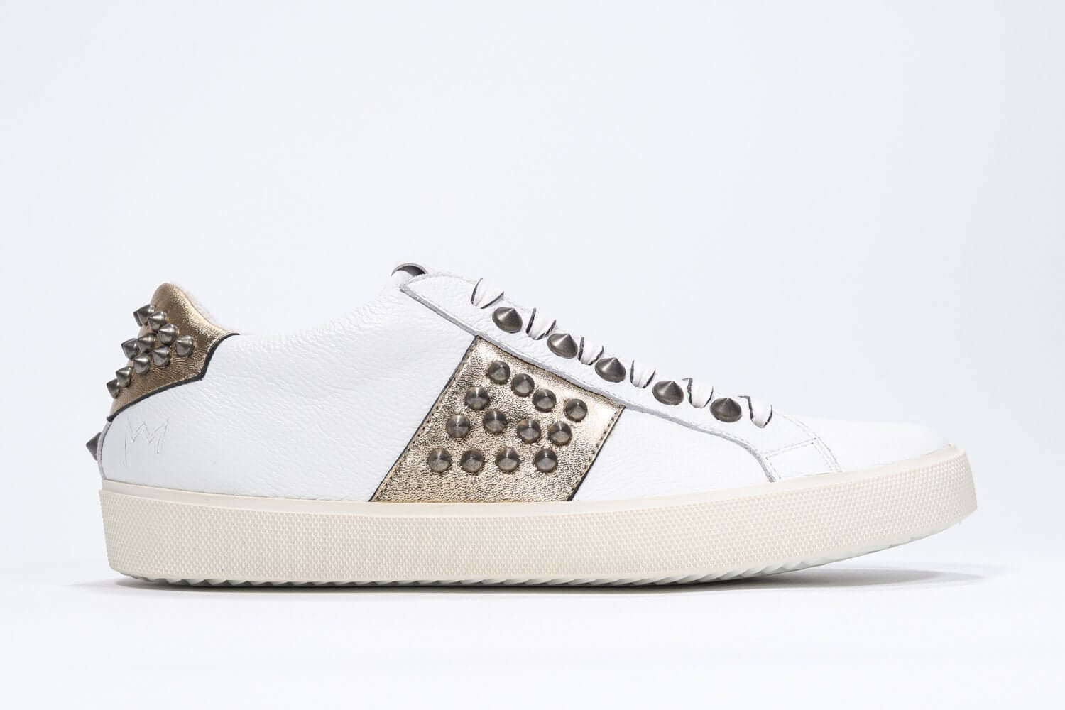 Seitliches Profil mit weißem und goldenem Metallic-Logo sneaker. Obermaterial aus Vollleder mit Nieten und Vintage-Gummisohle.