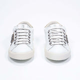 Vorderansicht von Low Top Weiß und Metallic Gold sneaker. Obermaterial aus Vollleder mit Nieten und Vintage-Gummisohle.