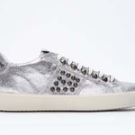 Profilo laterale di BASSE argento metallizzato sneaker. Tomaia in pelle con borchie e suola in gomma vintage.
