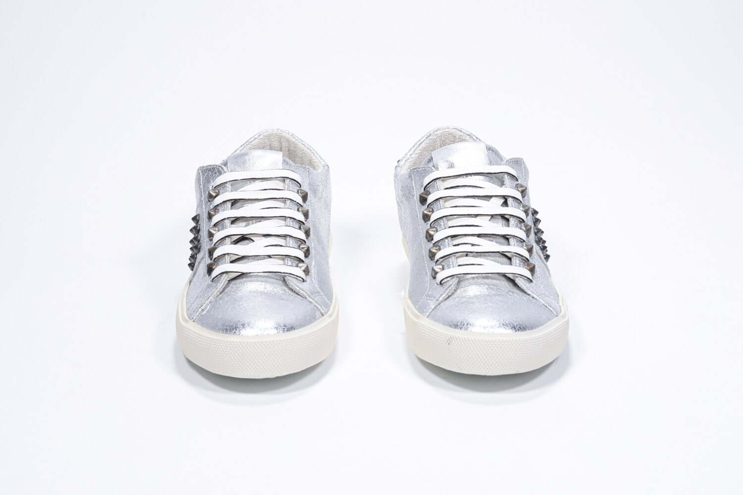 Profilo anteriore di BASSE argento metallizzato sneaker. Tomaia in pelle con borchie e suola in gomma vintage.