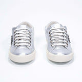 Profilo anteriore di BASSE argento metallizzato sneaker. Tomaia in pelle con borchie e suola in gomma vintage.