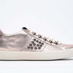 Seitliches Profil von Low Top Metallic Rose sneaker. Obermaterial aus Vollleder mit Nieten und Vintage-Gummisohle.