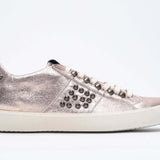 Seitliches Profil von Low Top Metallic Rose sneaker. Obermaterial aus Vollleder mit Nieten und Vintage-Gummisohle.