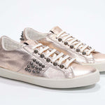 Dreiviertelansicht der Vorderseite von Low Top Metallic Rose sneaker. Obermaterial aus Vollleder mit Nieten und Vintage-Gummisohle.