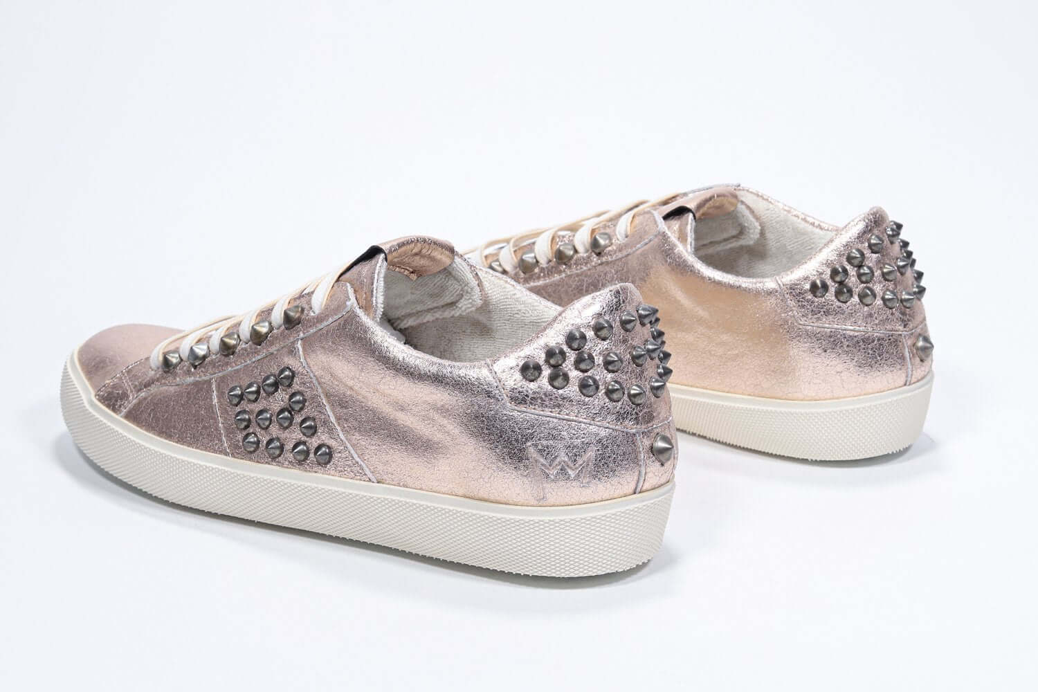 Dreiviertelansicht der Rückseite von Low Top Metallic Rose sneaker. Obermaterial aus Vollleder mit Nieten und Vintage-Gummisohle.