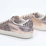 Dreiviertelansicht der Rückseite von Low Top Metallic Rose sneaker. Obermaterial aus Vollleder mit Nieten und Vintage-Gummisohle.