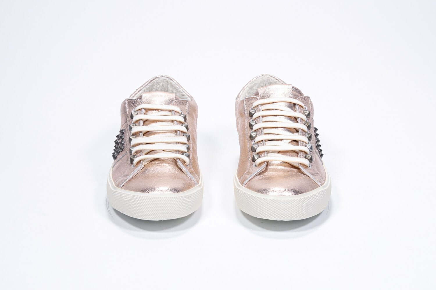 Vorderansicht von Low Top Metallic Rose sneaker. Obermaterial aus Vollleder mit Nieten und Vintage-Gummisohle.