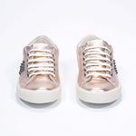 Vorderansicht von Low Top Metallic Rose sneaker. Obermaterial aus Vollleder mit Nieten und Vintage-Gummisohle.