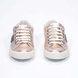 Vorderansicht von Low Top Metallic Rose sneaker. Obermaterial aus Vollleder mit Nieten und Vintage-Gummisohle.