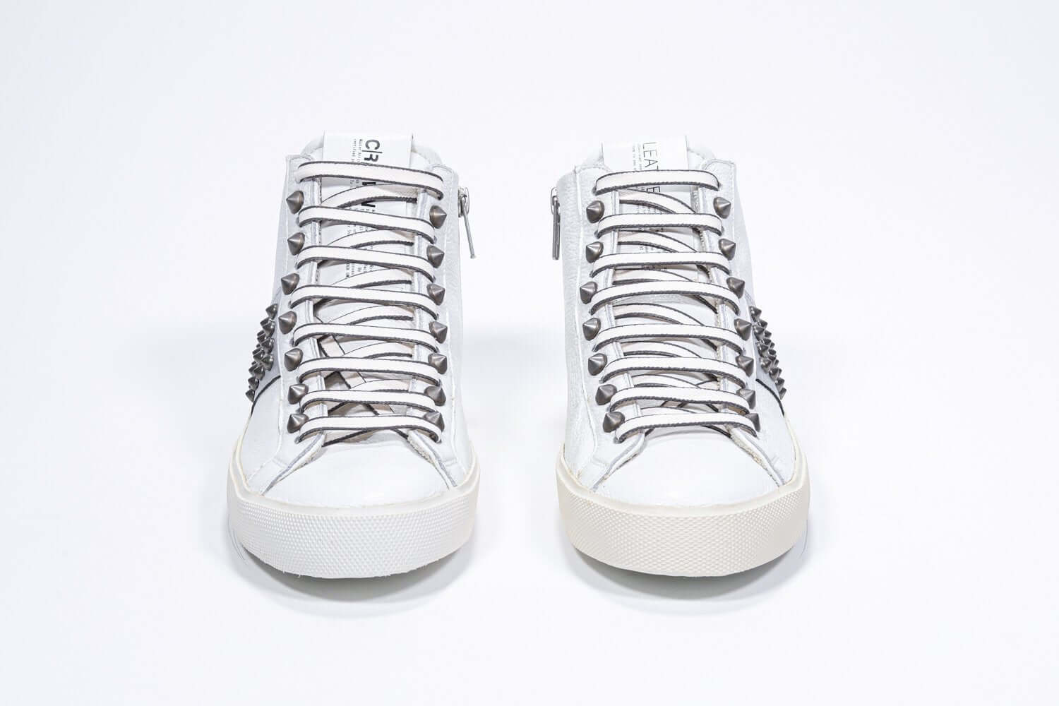 Vorderansicht des weißen und silberfarbenen Mid-Tops sneaker. Obermaterial aus Vollleder mit Nieten, einem internen Reißverschluss und einer Vintage-Gummisohle.