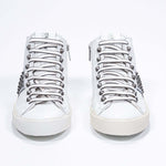 Vorderansicht des weißen und silberfarbenen Mid-Tops sneaker. Obermaterial aus Vollleder mit Nieten, einem internen Reißverschluss und einer Vintage-Gummisohle.