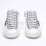 Vorderansicht des weißen und silberfarbenen Mid-Tops sneaker. Obermaterial aus Vollleder mit Nieten, einem internen Reißverschluss und einer Vintage-Gummisohle.