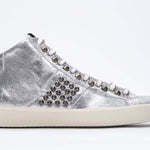 Seitenprofil von Mid-Top Metallic-Silber sneaker. Obermaterial aus Vollleder mit Nieten, einem internen Reißverschluss und einer Vintage-Gummisohle.