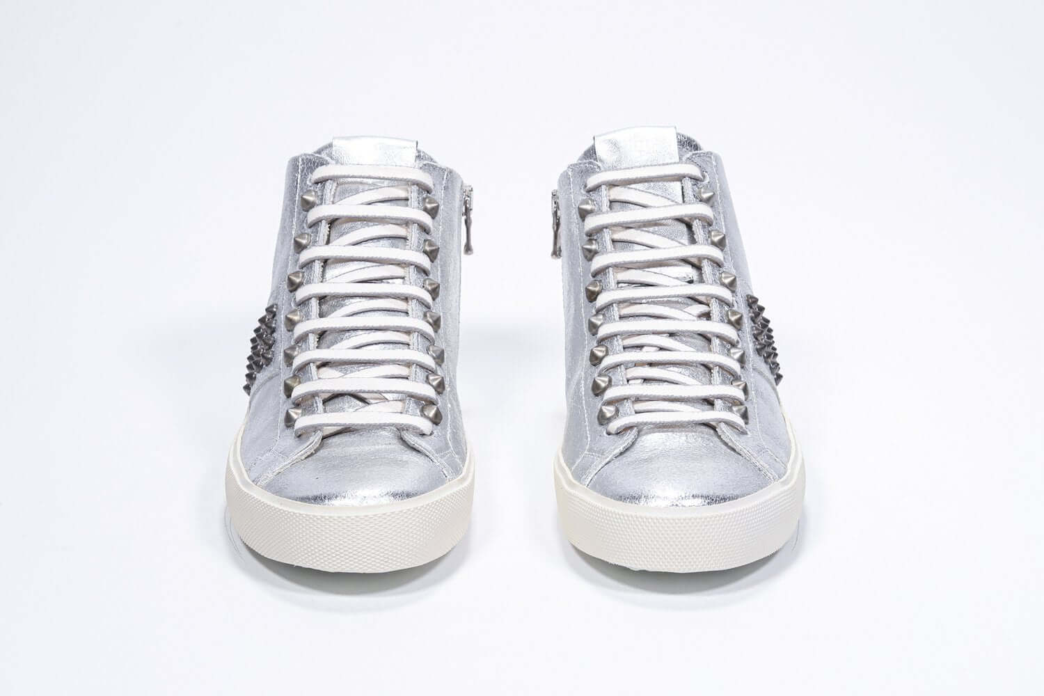 Vorderansicht von Mid Top Metallic Silber sneaker. Obermaterial aus Vollleder mit Nieten, einem internen Reißverschluss und einer Vintage-Gummisohle.