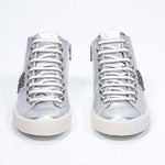 Vorderansicht von Mid Top Metallic Silber sneaker. Obermaterial aus Vollleder mit Nieten, einem internen Reißverschluss und einer Vintage-Gummisohle.