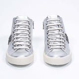 Vorderansicht von Mid Top Metallic Silber sneaker. Obermaterial aus Vollleder mit Nieten, einem internen Reißverschluss und einer Vintage-Gummisohle.